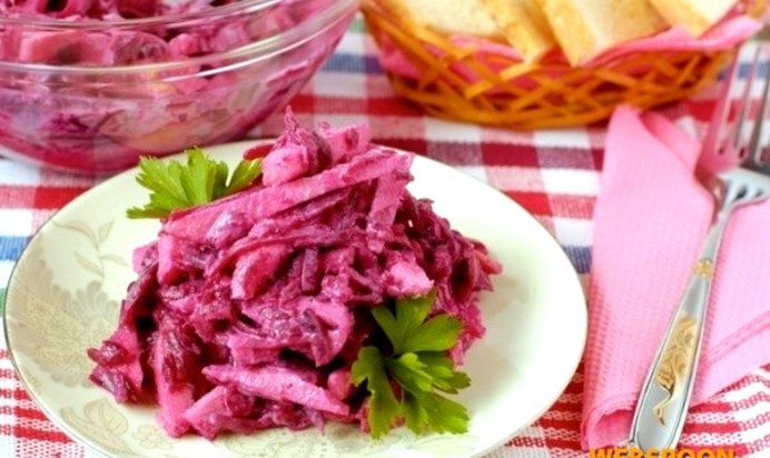 Яблочно-свекольный салат с хреном и корицей