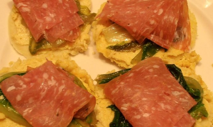 Мини фарината с острой колбасой и салатом эндивий