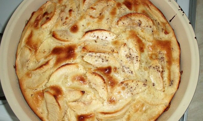 Шарлотка на сгущенном молоке