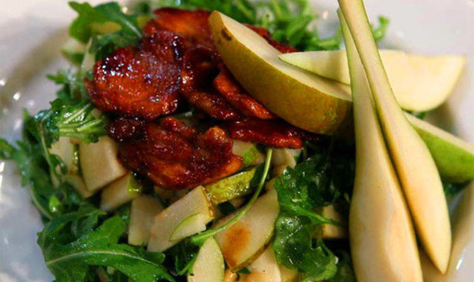 Теплый салат с куриным филе и грушей