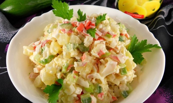 Салат из крабовых палочек, сыра и ананасов