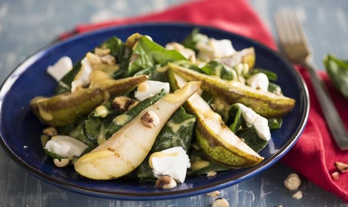 Салат из груш с фетой и шпинатом