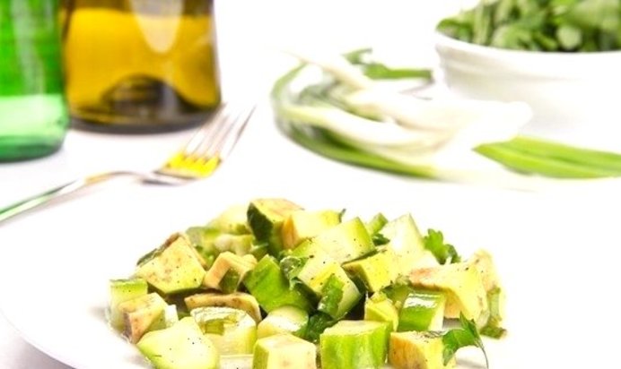 Салат с авокадо и огурцом