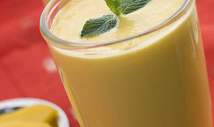 Смузи из манго с имбирем и клубникой