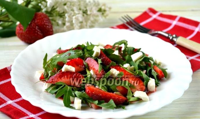 Салат с рукколой и клубникой