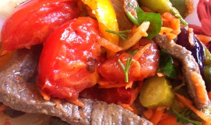 Мясной салат с овощами