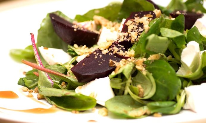 Салат с запеченной свеклой, сыром фета и соусом наршараб