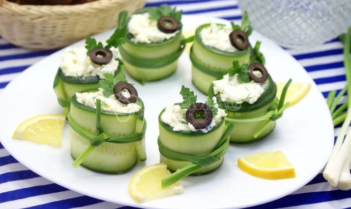 Рулетики из огурца с салатом