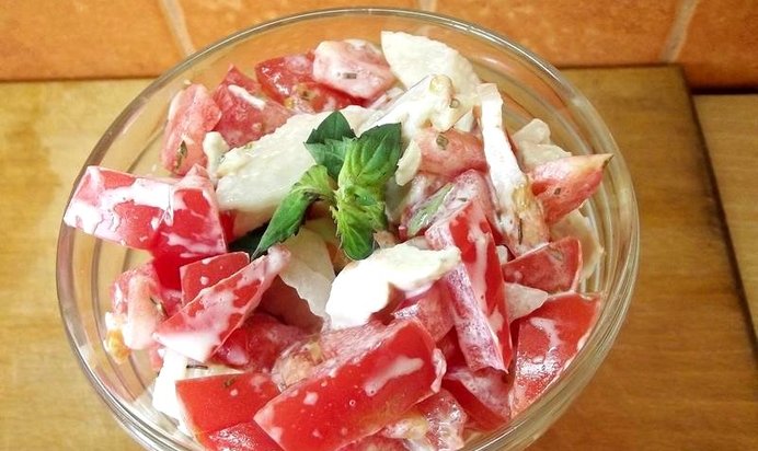 Мясной салат с помидорами