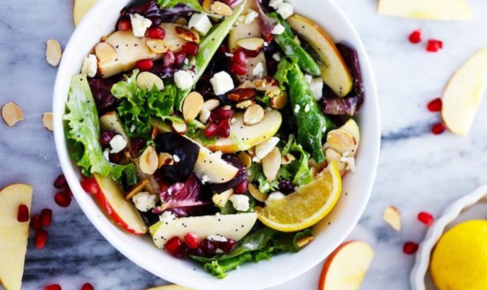 Салат с яблоком, гранатом и миндалем