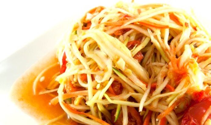 Легкий салат из зеленой папайи и сладкого лука с лаймовой заправкой