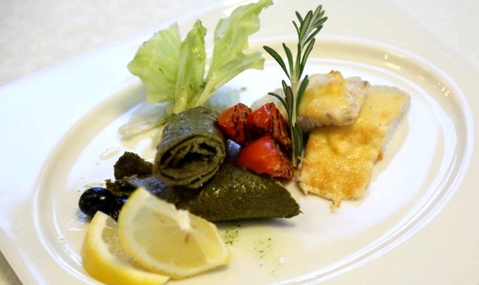 Запеченный судак под сыром с омлетом