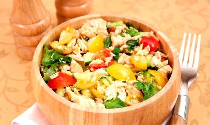 Салат с запеченной семгой и овощами