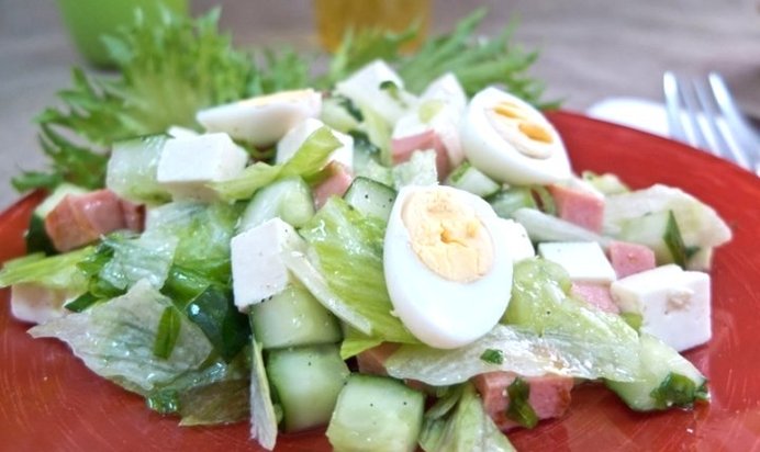 Салат с жареной колбасой