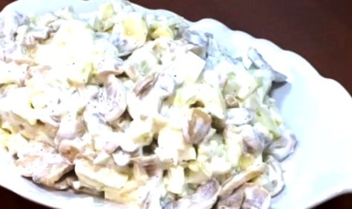 Салат с грибами, картофелем и огурцами