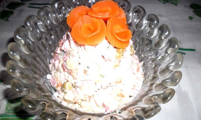 Традиционный оливье к празднику