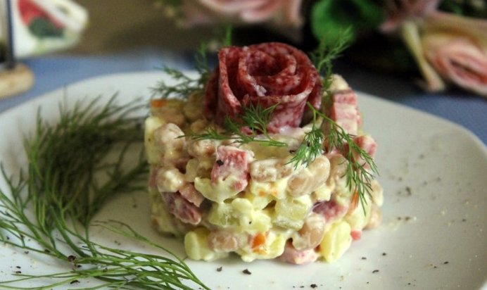 Салат с копченой колбасой, фасолью и картофелем