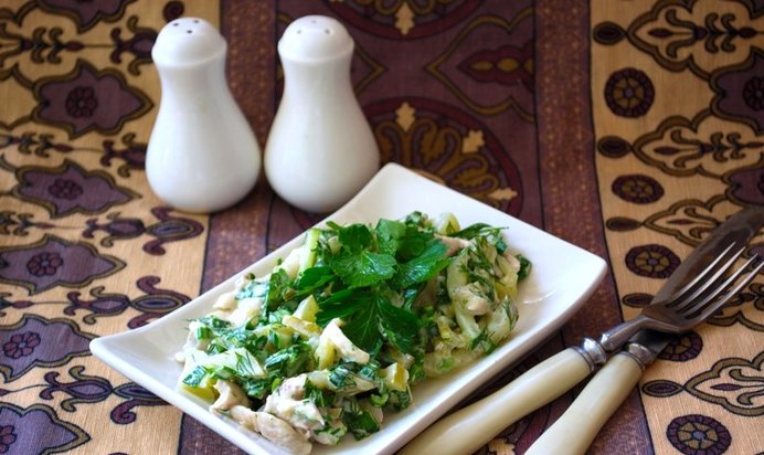 Салат с курицей и огурцом