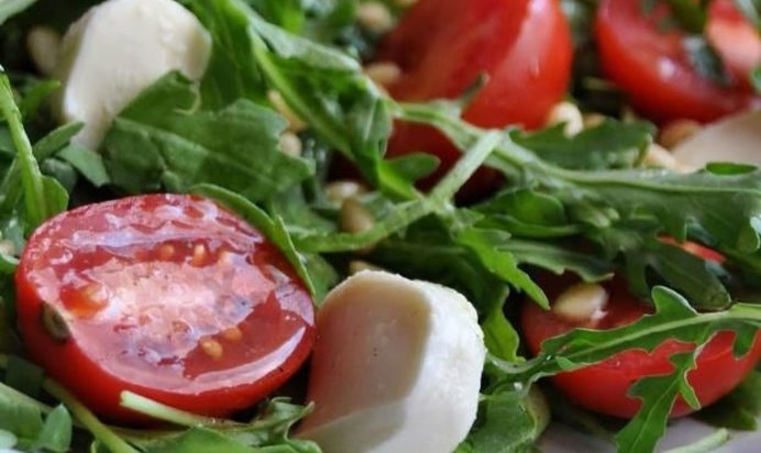 Салат из листьев одуванчика