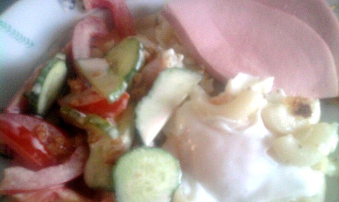 Глазунья с салатом