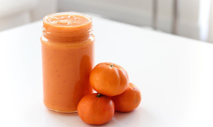 Смузи с мандарином, морковью и куркумой