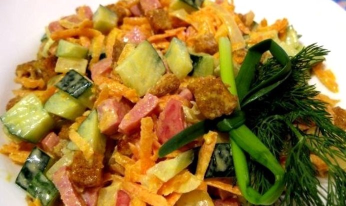 Салат с колбасой полукопченой