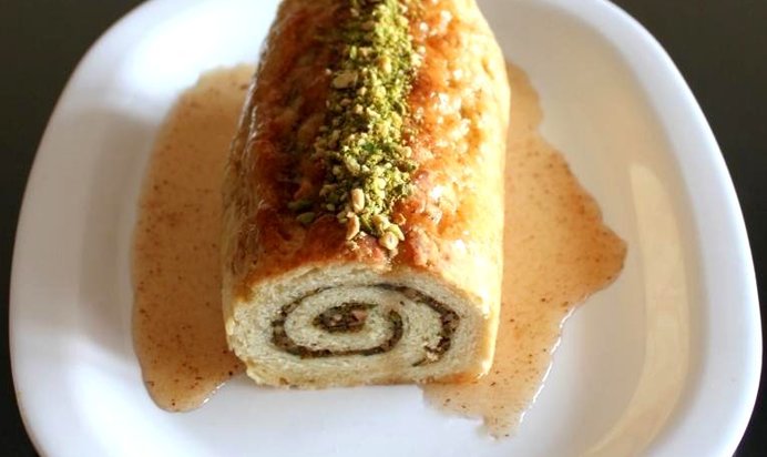 Рулет с ореховой начинкой, корицей и медовым сиропом