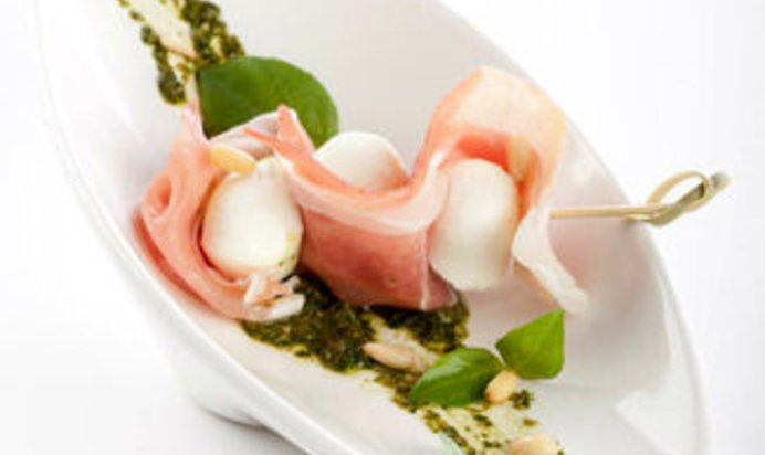 Комплимент шеф-повара из моцареллы с прошутто и песто