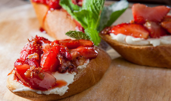 Брускетты с клубникой и маскарпоне