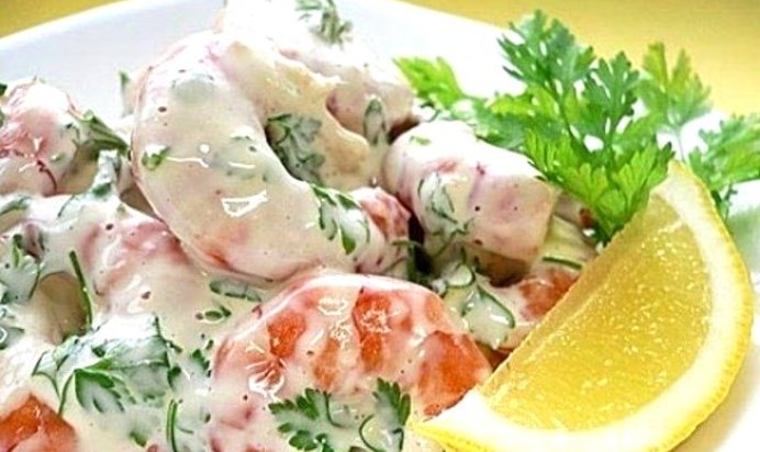 Салат с креветками, помидорами и паприкой