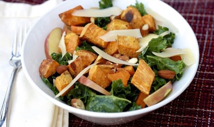 Салат с бататом, яблоком, капустой кале и горчичной заправкой