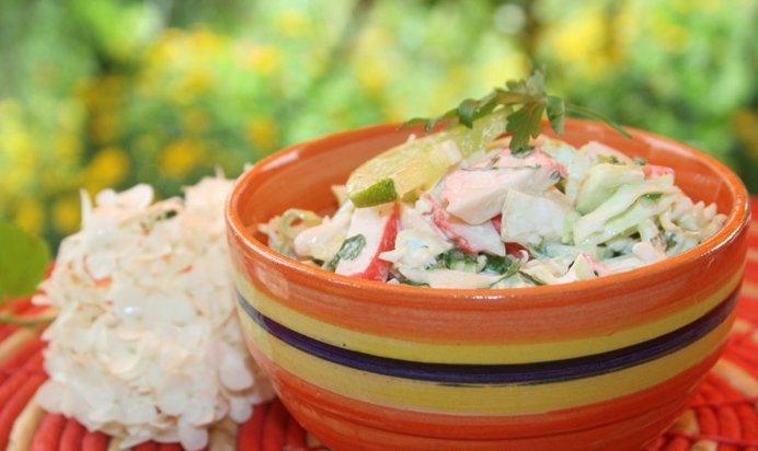 Капустный салат с крабовыми палочками и ноткой лайма