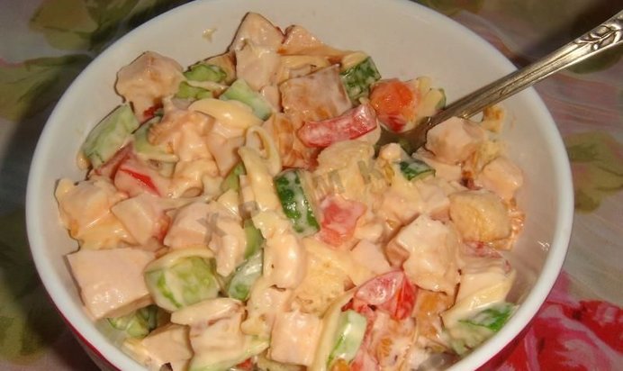 Салат Малибу с копченой курицей