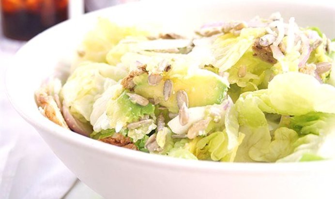 Салат «Цезарь» с курицей и авокадо