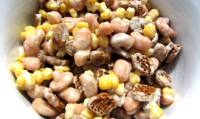 Салат с фасолью, кукурузой и чесноком