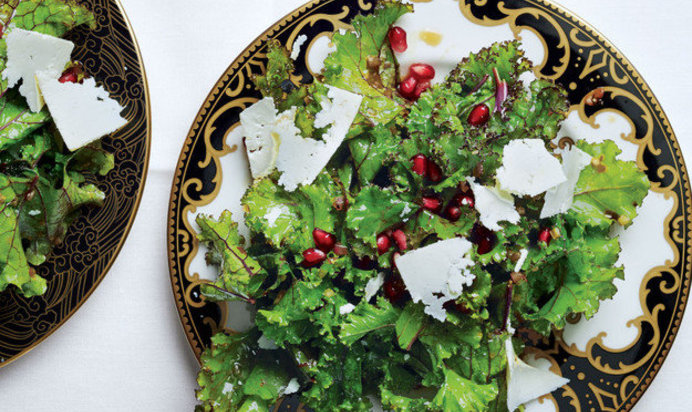 Салат с капустой кале, гранатом и рикоттой