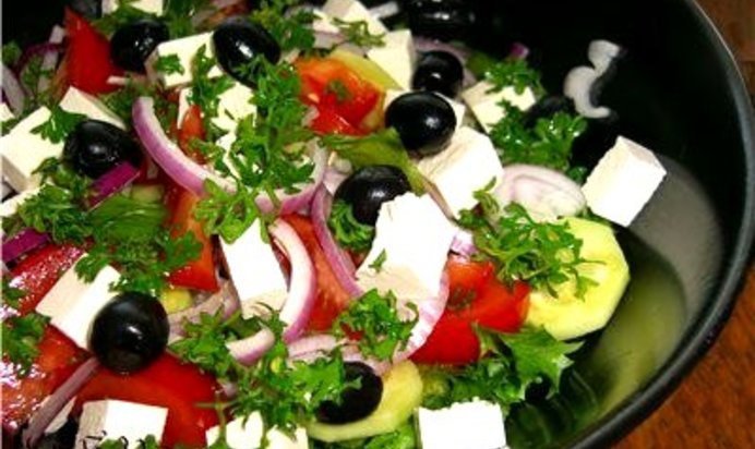 Греческий салат со шпинатом
