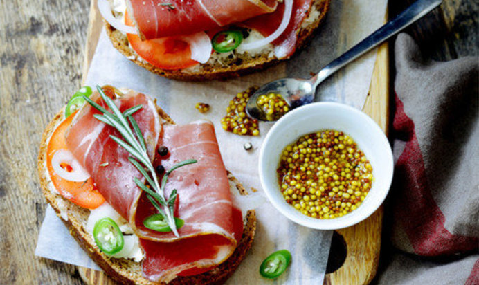 Брускетта с ветчиной, сыром и помидорами