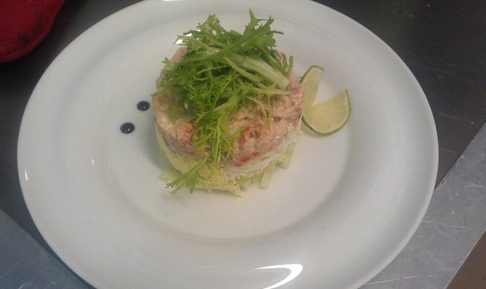 Салат с креветками и раковыми шейками