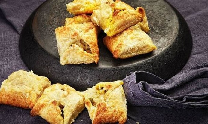 Слоеные пирожки с овощной начинкой