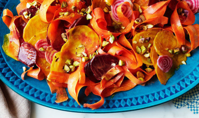 Салат из моркови и свеклы с фисташками