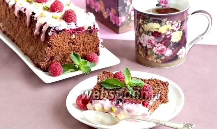 Шоколадная шарлотка с ягодами