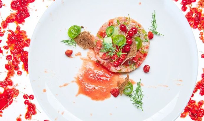 Тартар из сибаса с крыжовником