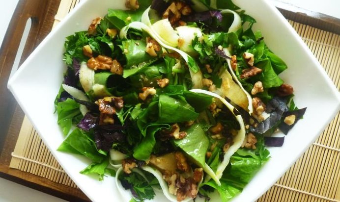 Салат из щавеля с молодым кабачком и орехами