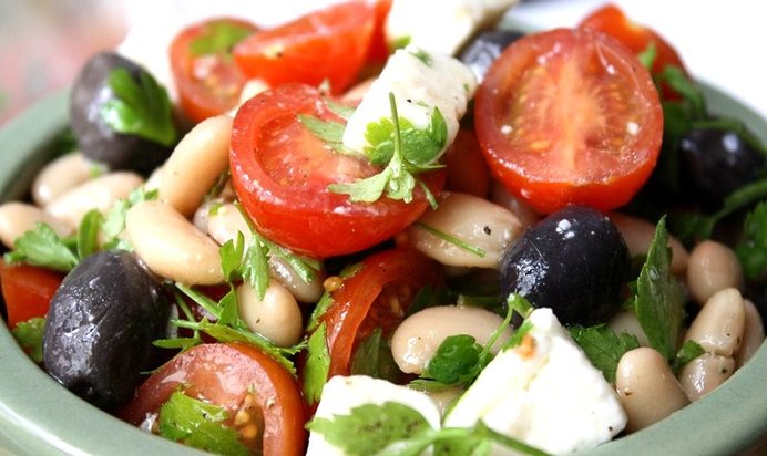 Салат греческий с фасолью