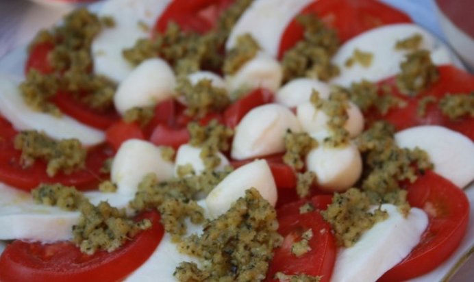 Капрезе с соусом песто