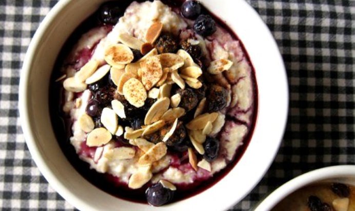 Овсяная каша с душистыми пряностями и черничным компотом