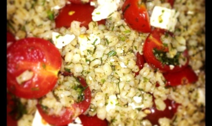 Перловка с фетой, томатами и укропом