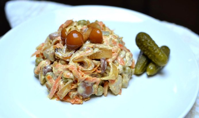 Салат с курицей и опятами