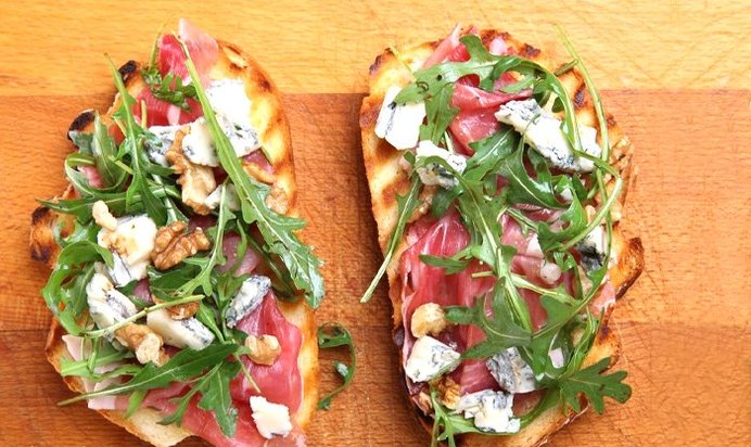 Брускетта с ветчиной